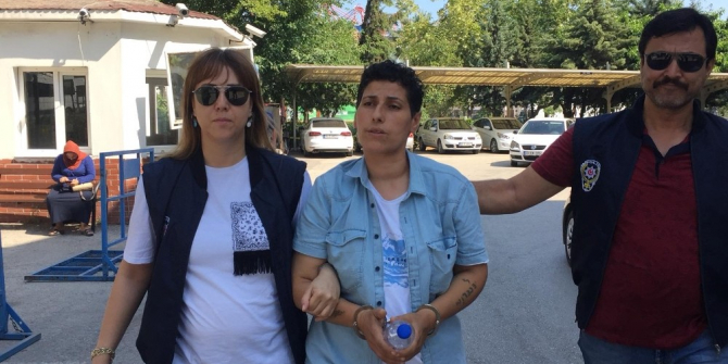 Çaldığı yüzüğü kuyumcuya gösterip, "bundan var mı" diye sordu