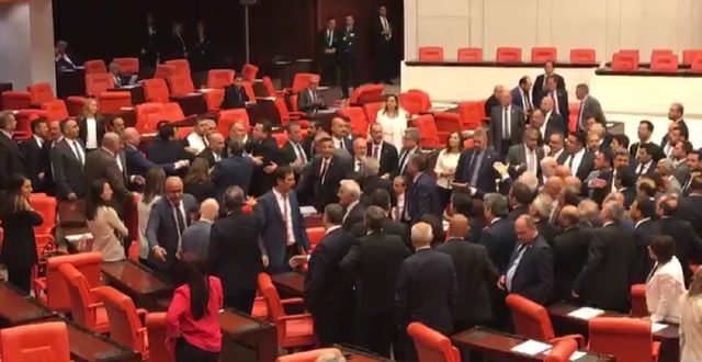 Türkiye Büyük Millet Meclisi’nde MHP ve CHP milletvekilleri arasında gerginlik