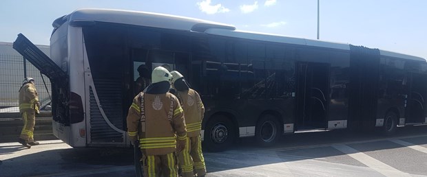 Metrobüs'te yangın! Ekipler müdahale ediyor...