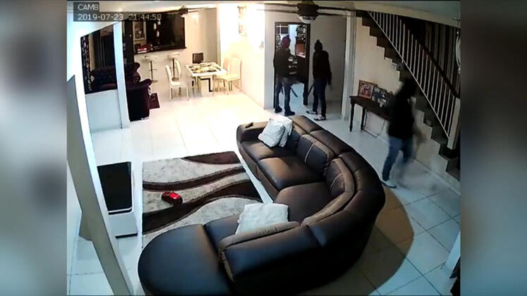 Kabusu yaşadılar! Ellerinde palalarla eve girdiler, sonrası dehşet!