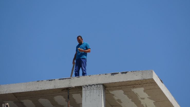 Pendik'te parasını alamayan adam çatıya çıktı! Parayı hesapta görünce, intihardan vazgeçti