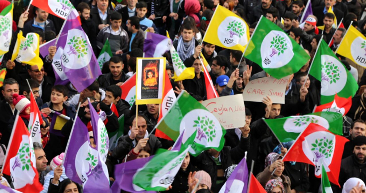 Terör örgütü uzantısı HDP'den bir saygısızlık daha! Türk bayrağını kaldırdılar...