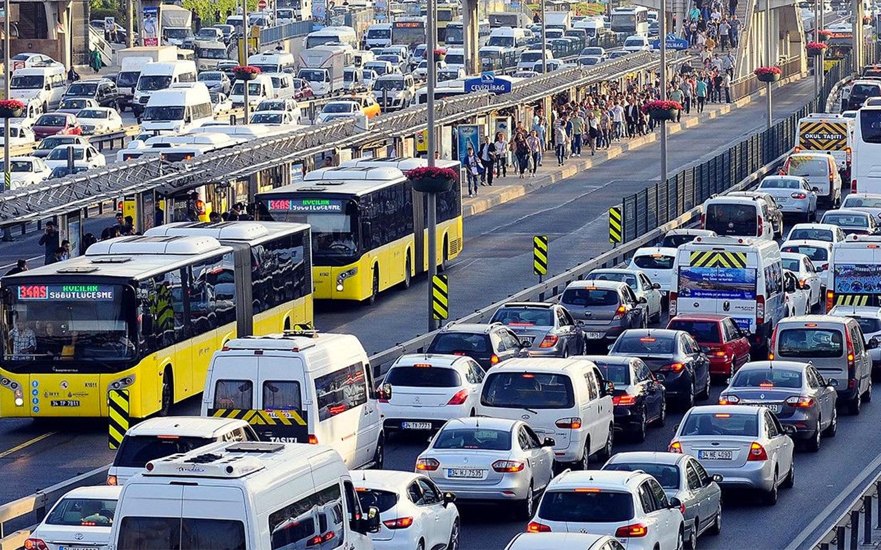 Trafik durma noktasına geldi! Yola çıkacaklar dikkat