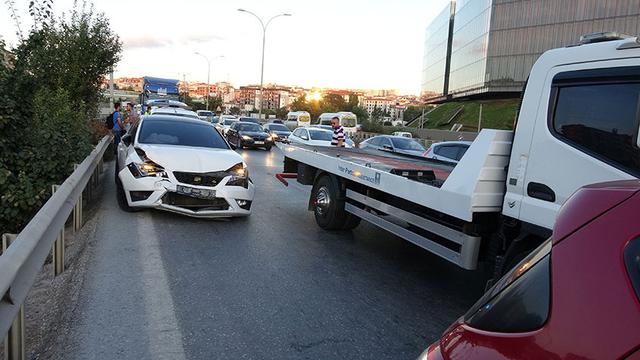 Pendik'te zincirleme trafik kazası! 4 araç birbirine girdi