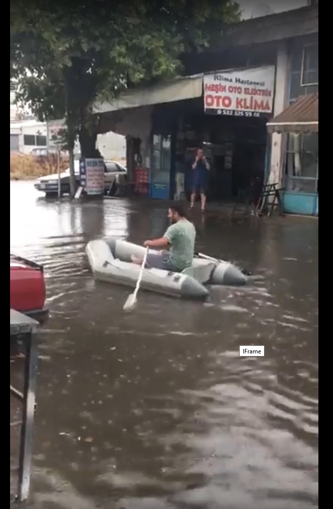 Sel sularında botuyla kürek çekti