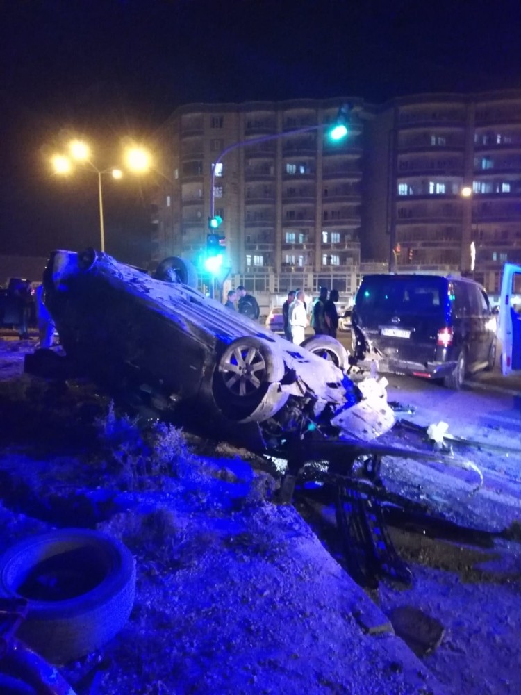 Mardin Kızıltepe’de trafik kazası: kırmızı ışıkta bekleyen araca çarparak takla attı