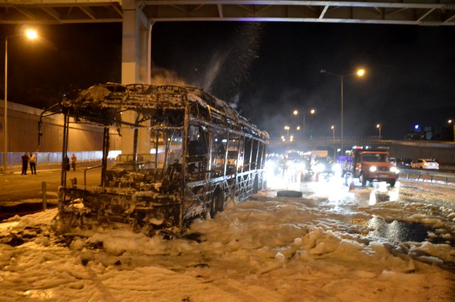 TEM Otoyolu'nda facia! Halk otobüsü alev alev yandı