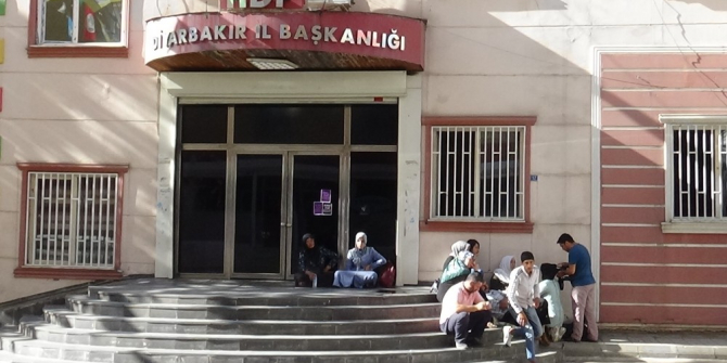 Çocukları dağa kaçırılan ailelerin HDP önündeki eylemi 2. gününde