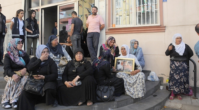 PKK yandaşı HDP'den skandal hareket: Acılı ailelere ölüm tehdidi ediyor...