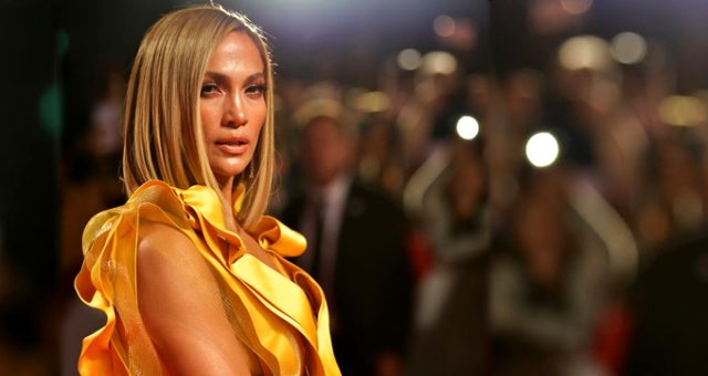 Jennifer Lopez, festivale iç çamaşırsız katılınca hayranların heyecanlandırdı