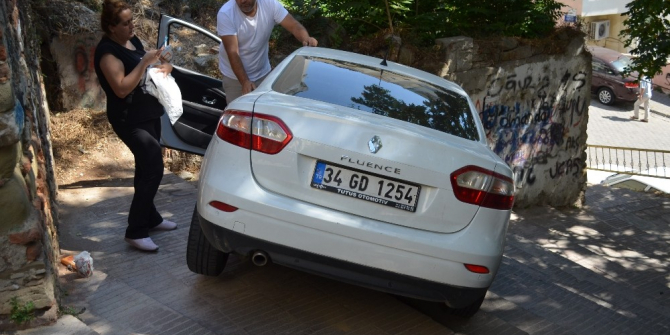 Yol sandığı merdivenlerden uçtu, saatlerce aracın üzerinde bekledi