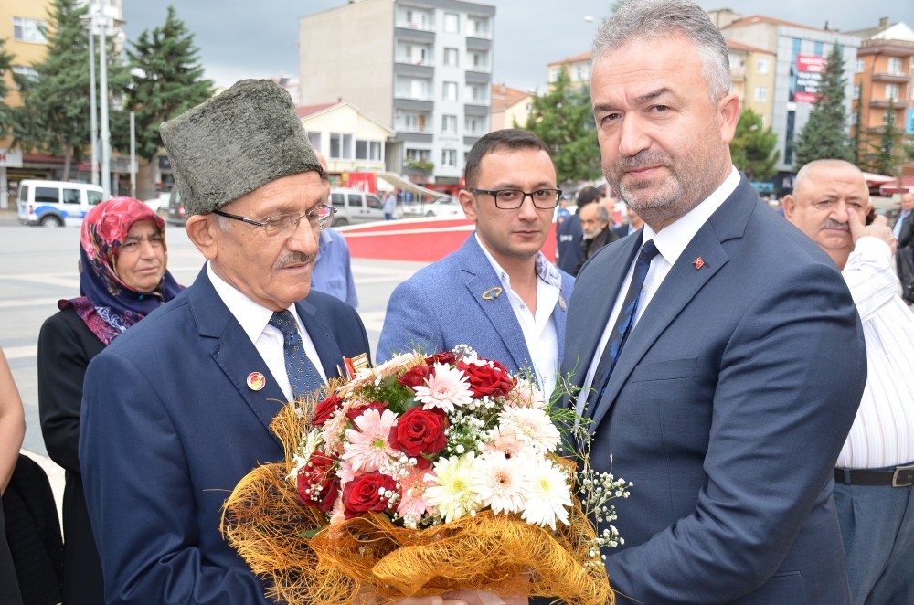 "Bu ülkede özgürce yaşayabiliyorsak bunu gazilere ve aziz şehitlere borçluyuz”