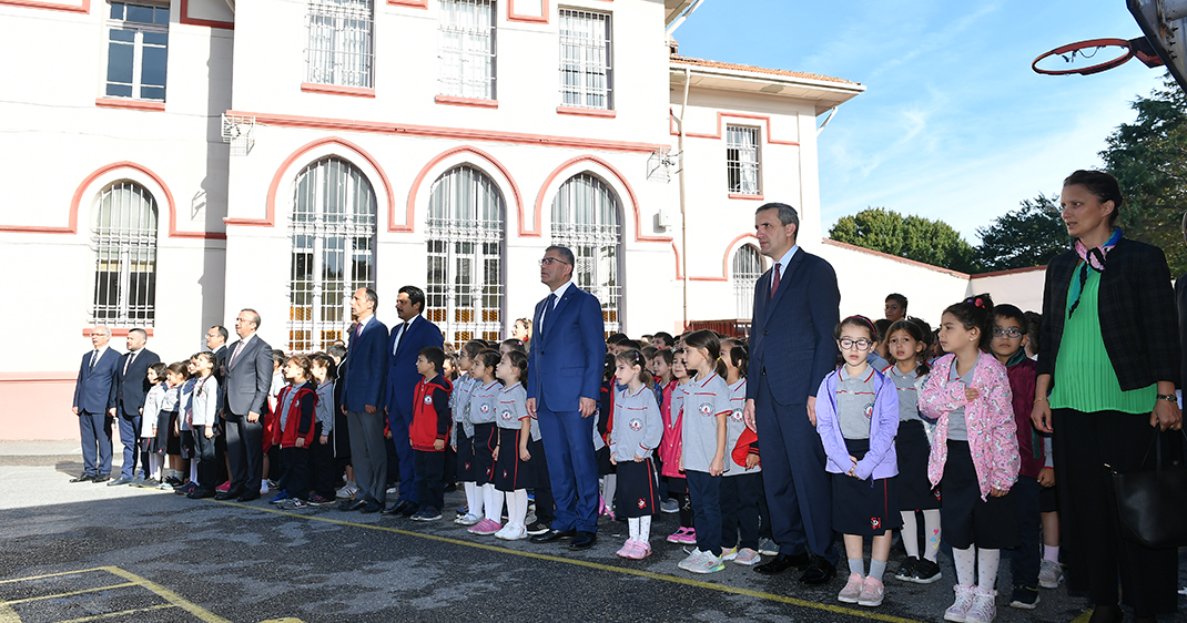 Üsküdar Şemsipaşa İlkokulu'nda bayrak töreni gerçekleşti