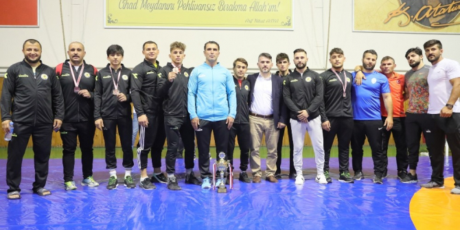 Sivaslı pehlivanlar Türkiye 3.’sü oldu