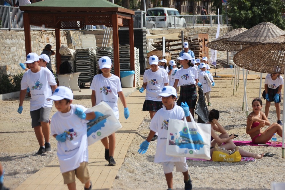 Bodrum’a plaj temizliği için gelen AB delegasyonu gövde gösterisi yaptı