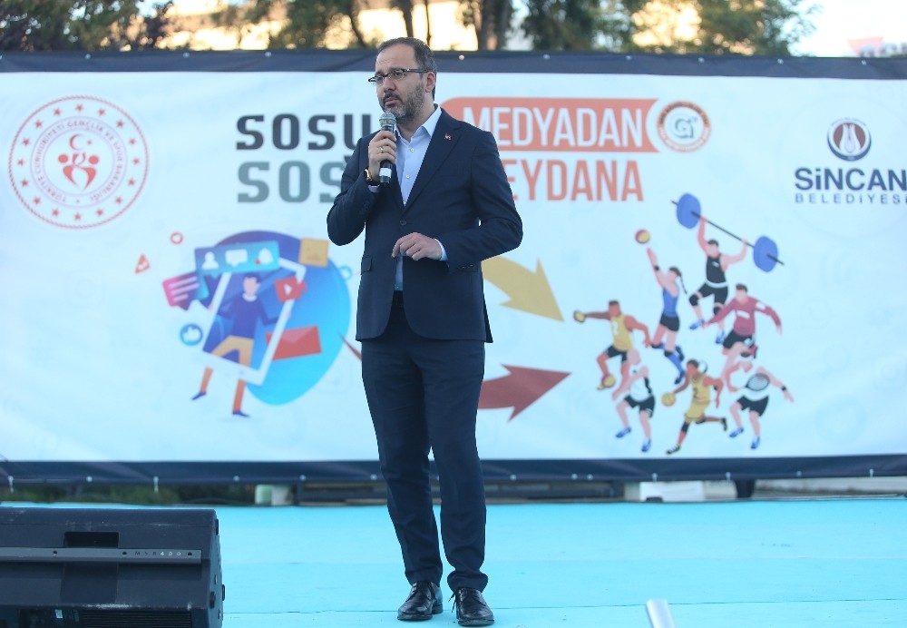 "İnternetin cazibesini bir kenara bırakıp, kendini spora, sanata, kültüre adayan gençleri tebrik ediyorum”