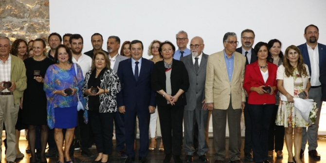 Başkan Batur’dan meslektaşlarına plaket