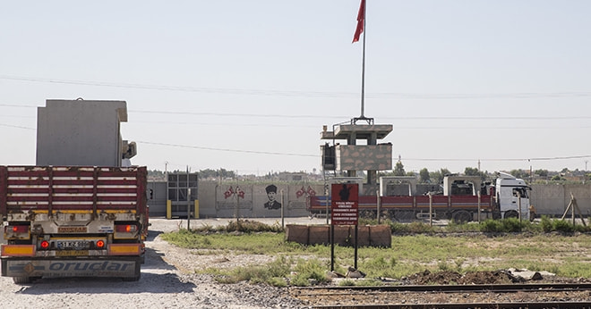 Fırat'ın doğusundaki sınırda beton bloklar kaldırılıyor