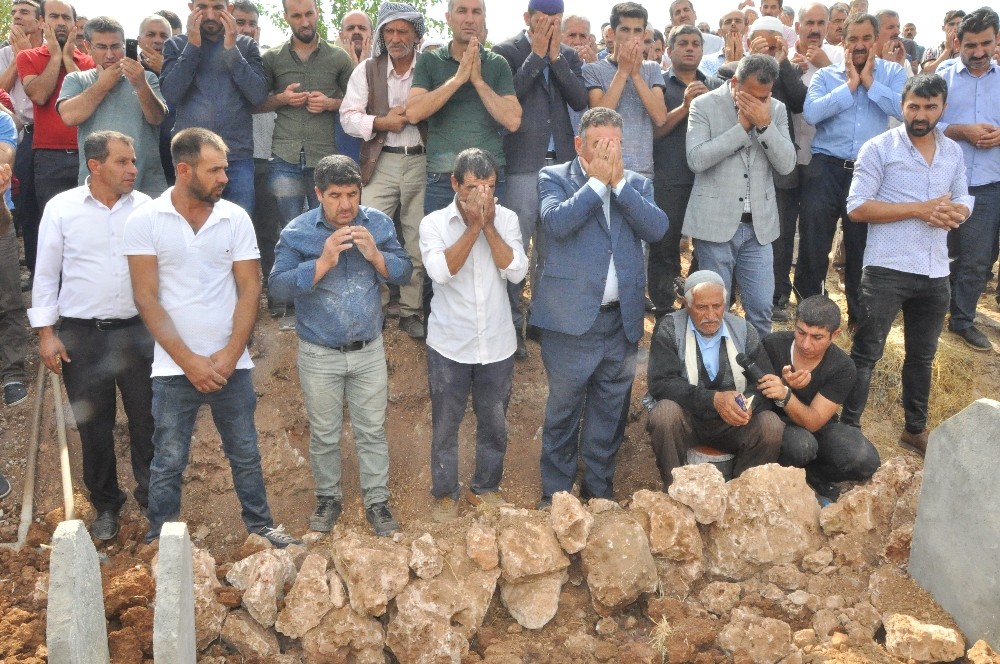 Teröristlerin havan toplu saldırısı sonucu şehit olan anne ve iki kızı yan yana toprağa verildi