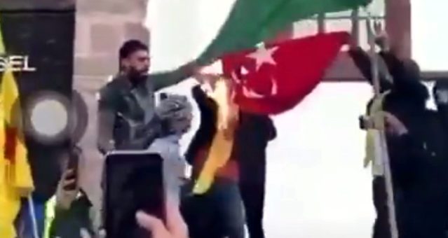 İsviçre'de terör örgütü PKK/YPG sempatizanları Türk bayrağı yaktı