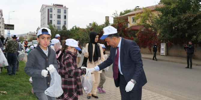 Başkan Arıkan, öğrencilerle çöp topladı