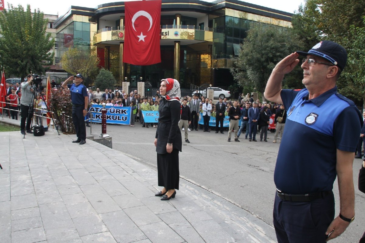 29 Ekim töreninde HDP'li vekilden tartışma yaratan görüntü!