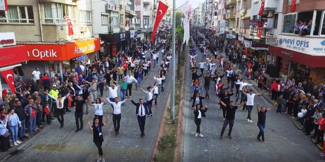 2 bin kişi aynı anda zeybek oynadı