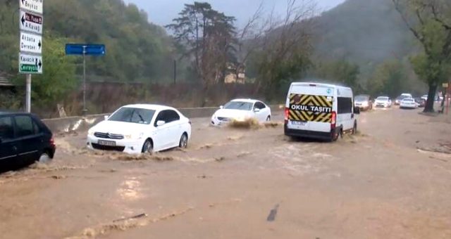 İstanbul Beykoz sular altında! Yola çıkacaklar dikkat sağanak yağış aniden bastırdı