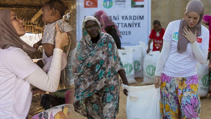 Gamze Özçelik Sudan'da ve ihtiyaç sahiplerine yardım dağıtmaya devam ediyor