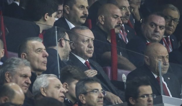 Cumhurbaşkanı Erdoğan, Milliler'i tribünden destekledi