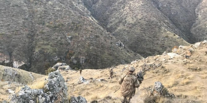 Teröristler tarafından toprağa gömülen patlayıcı imha edildi