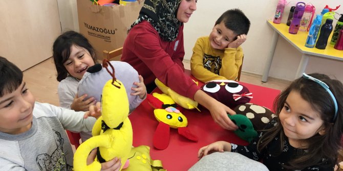 Liseliler yapıyor, minikler oynuyor