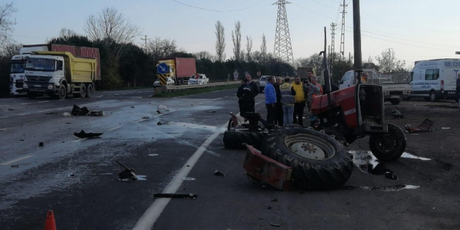 Tırla çarpışan traktör parçalara bölündü: 1 yaralı