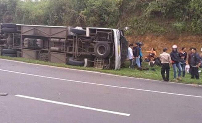 Otobüs nehre yuvarlandı! 25 ölü var