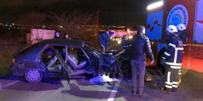 Otomobil, TIR'a çarptı: Aynı aileden 6 yaralı