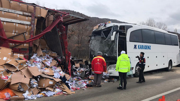 Yolcu otobüsüyle TIR çarpıştı: 1 ölü 23 yaralı