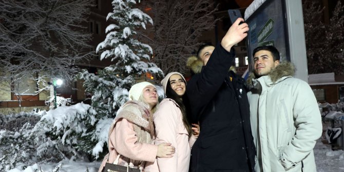 Van'da kar yağışı İranlı turistler için eğlence kaynağı oldu