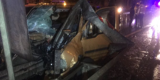 Hafif ticari araç bariyerlere çarptı, sürücü yaralandı