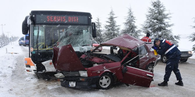 Halk otobüsüne çarpan otomobildeki Enes ve avukat Cemre öldü
