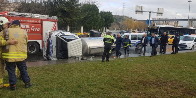 Kağıthane'de su tankeri devrildi: 2 yaralı