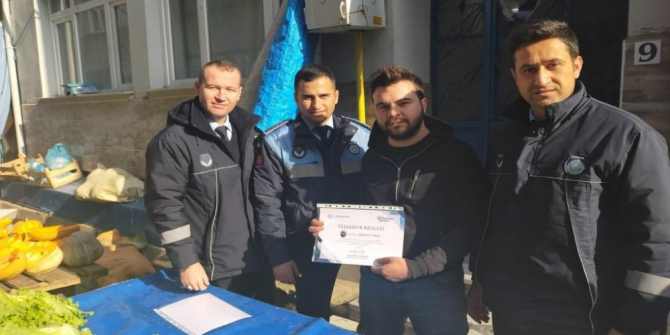 İçi para dolu çantayı bulan pazarcılara ödül