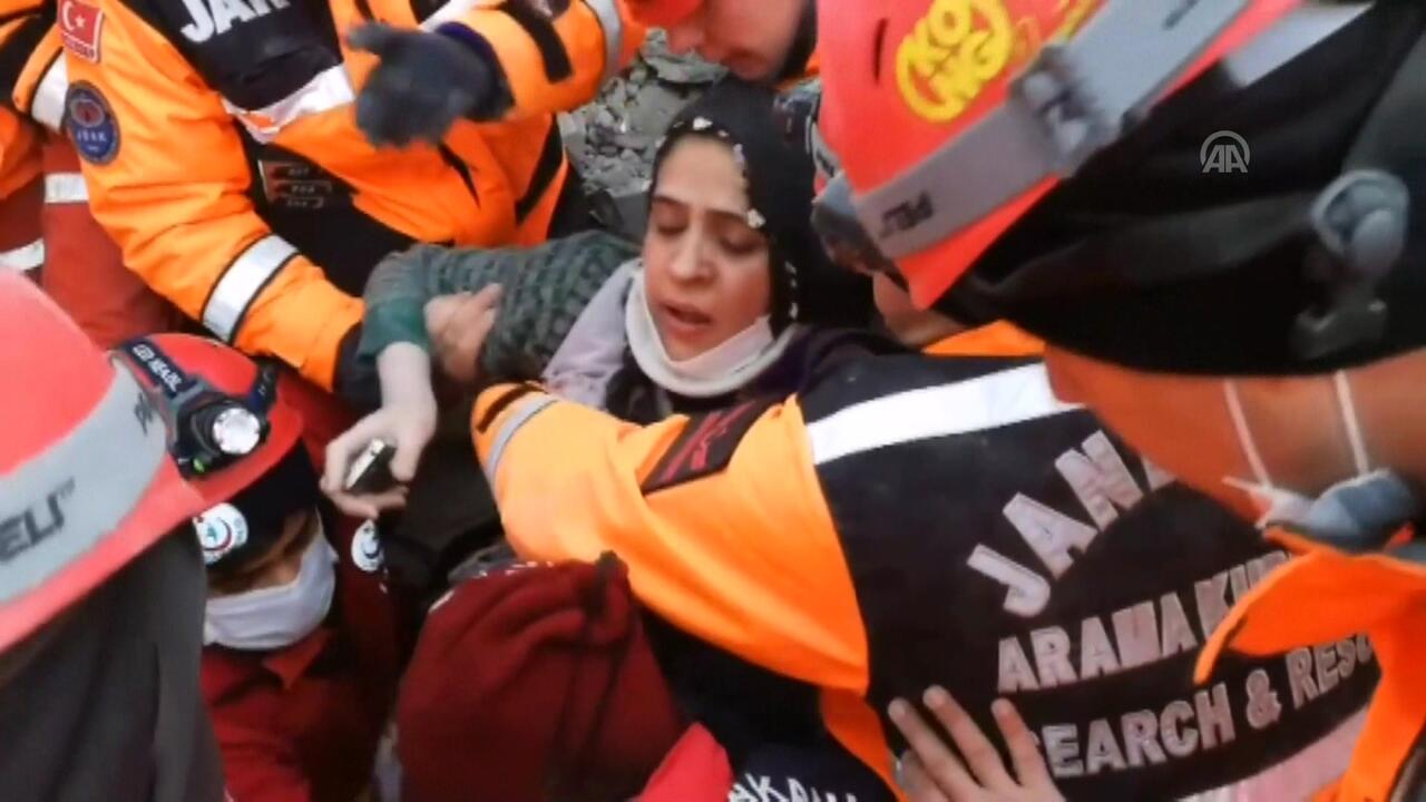 Enkaz altında kalan bir annenin çocukları için feryadı yürekleri dağladı