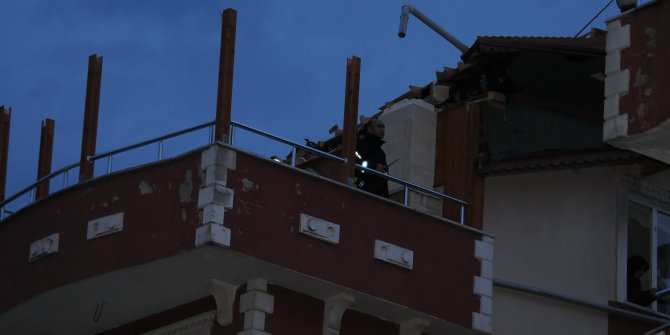 Kocaeli’de şiddetli rüzgar etkili oldu, 2 binanın çatısı uçtu