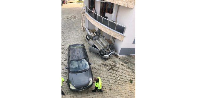 Otomobil 10 metreden beton zemine çakıldı