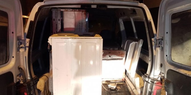 Çaldıkları eşyalarla yakalanan 3 şüpheli tutuklandı