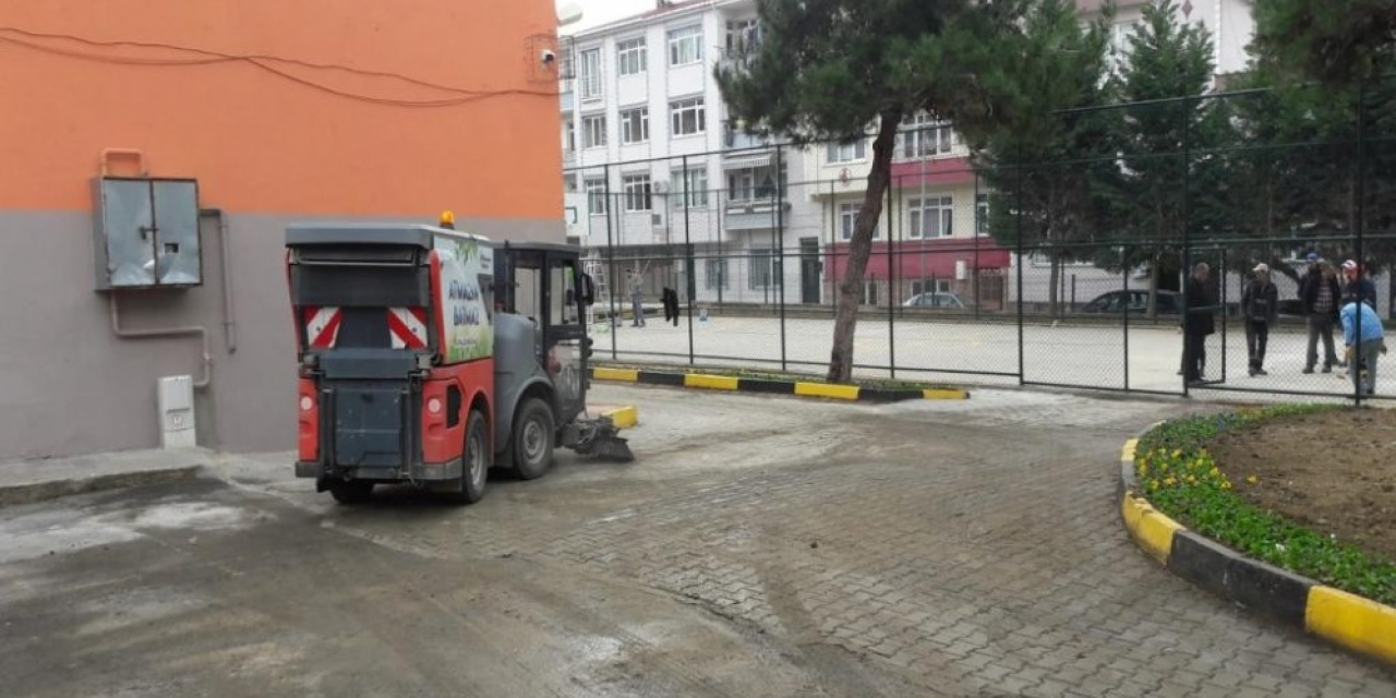 Süleymanpaşa Belediyesi okul bahçelerinin de temizliğini yapıyor