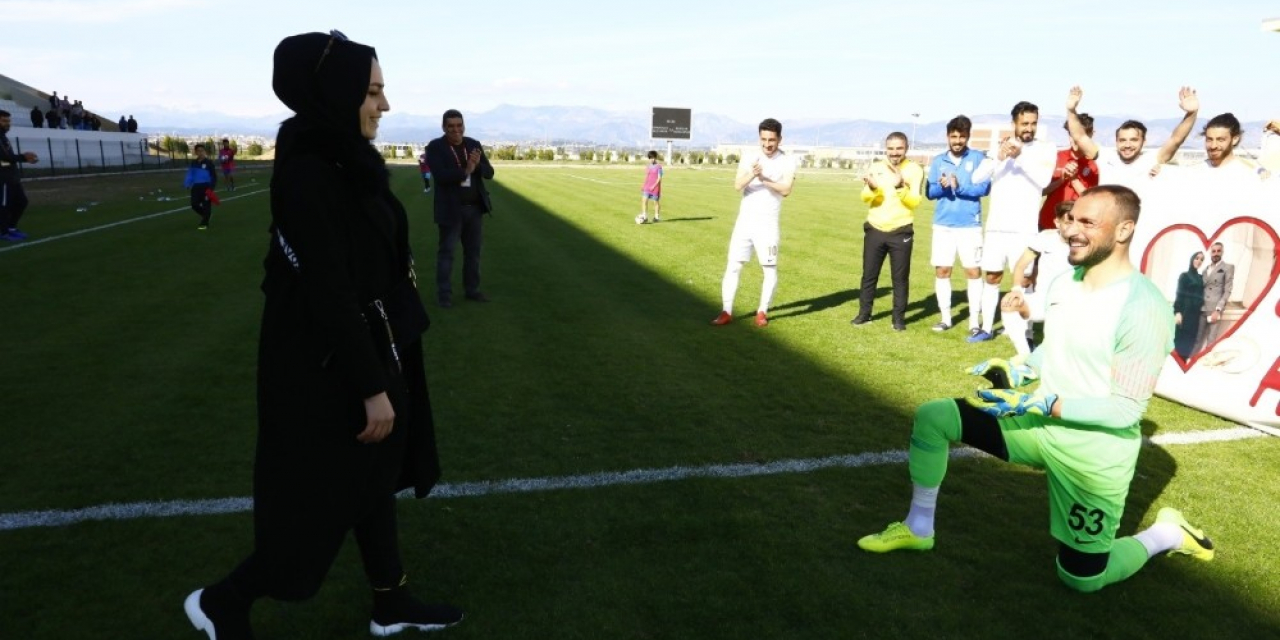 Futbolcu genç saha içinde, kız arkadaşına pankartlı evlilik teklifi yaptı