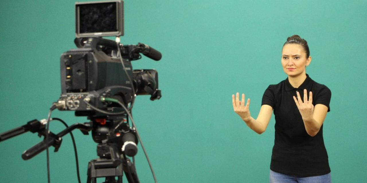 İşitme engelliler "Türk İşaret Dili Kitabı" için kamera karşısına geçti