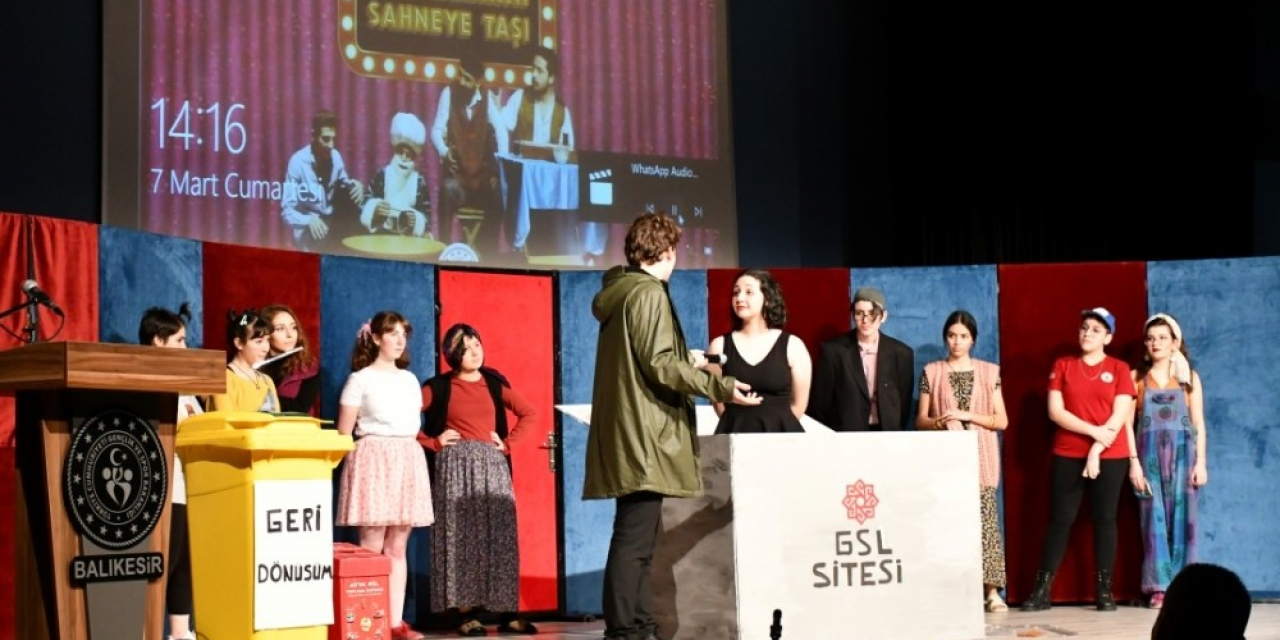 Balıkesir’de liselilerden tiyatro resitali