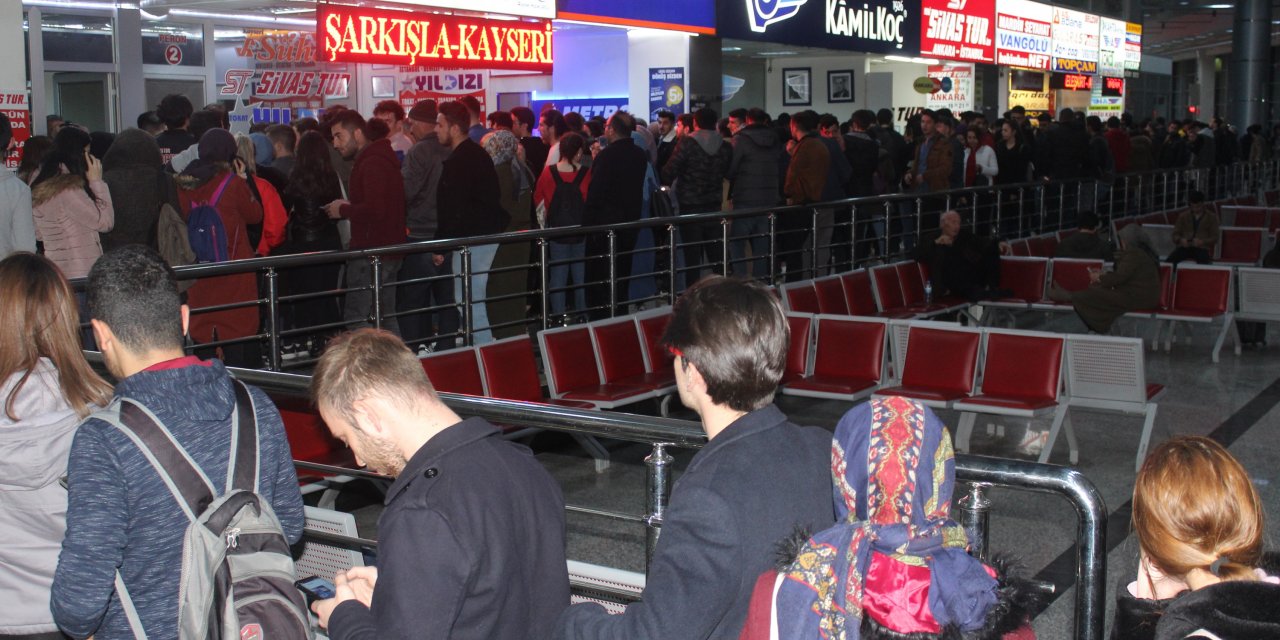 Sivas'ta otobüs terminalinde koronavirüs tatili yoğunluğu